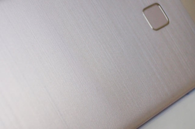 HUAWEI P9 lite:背面の加工はカラーによって異なっている