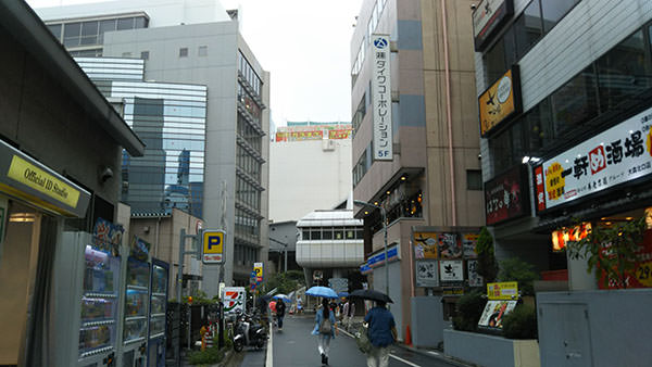 曇り空の駅前で撮影