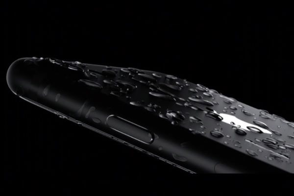iPhone 7 防水ではなく耐水とのこと