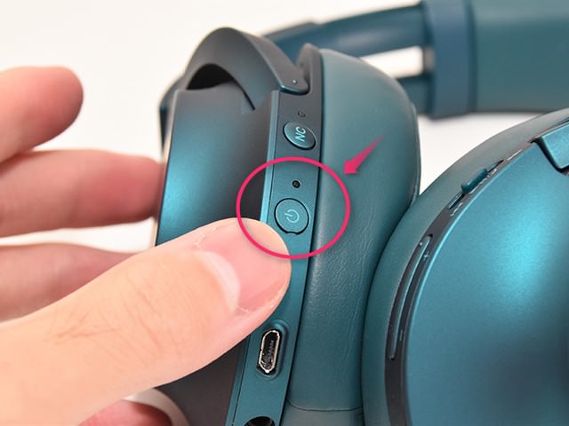 イヤーカップ付近にあることが多い電源ボタン