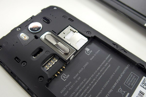 しっかりとスマートフォンに挿入します