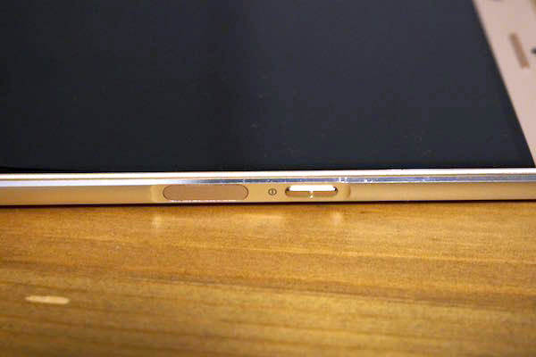 本体右側面