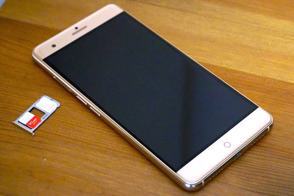Blade V7MaxのSIMスロットは2枚のSIMを挿入可能