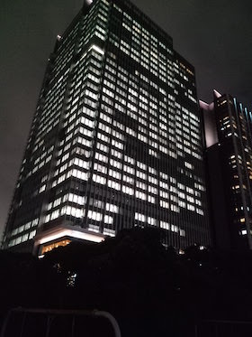 同じビルを昼間と夜に撮影