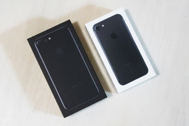 iPhone 7 Plus ジェットブラックとiPhone 7 ブラックの化粧箱