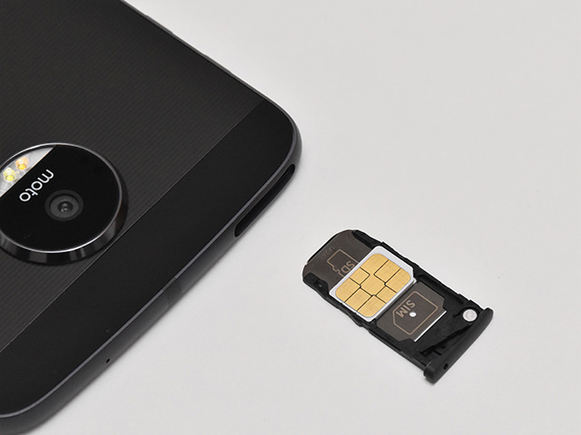 2つあるSIMカードスロットの片側はmicroSDカードとの排他設計