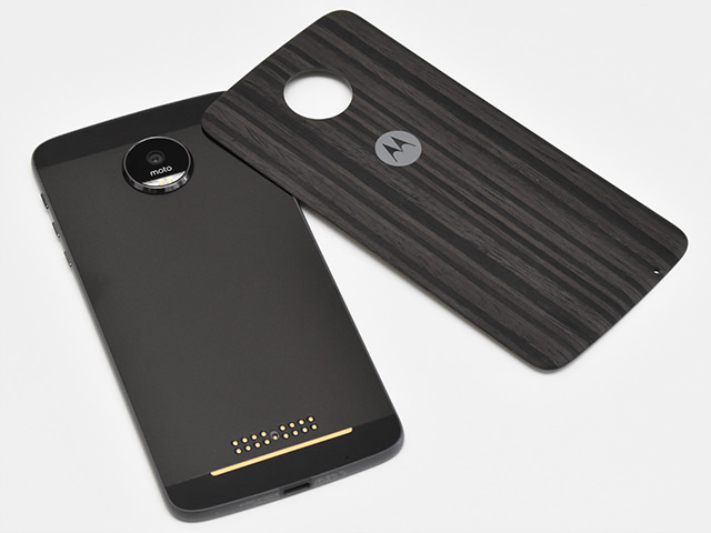 ブラックの本体カラーに同梱されるのはダークな色合いのMoto Style Shell