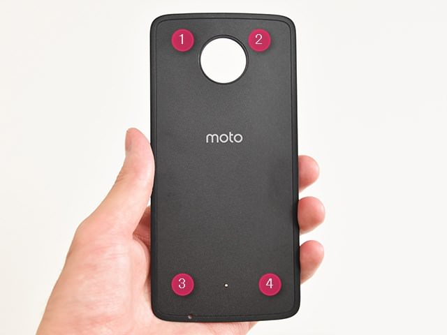 いずれのMoto Modsも4箇所にマグネットが内蔵されている