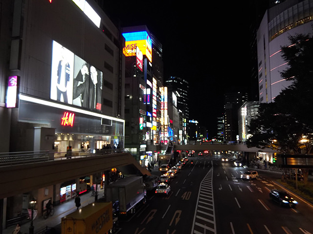 Moto Z Mods使用時のカメラ作例:飲食店などの看板がたくさん並ぶ仙台駅前