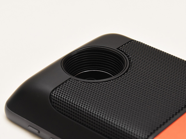Moto Z Mods サウンドブーストスピーカーメインカメラ用開口部の深さを見ると厚さがわかる