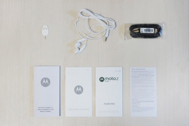 Moto Z Play:付属品はSIMピン・イヤホン・USB Type-Cケーブル・マニュアル類