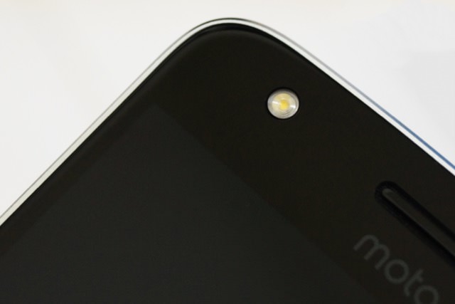 Moto Z Play:フロント側にもフラッシュライトがある