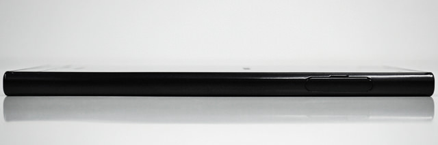 Xperia XZの左側面