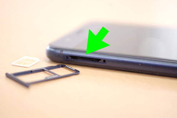 SIMスロットがホコリなどで汚れているかも
