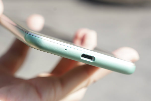 底面にはmicroUSBを搭載