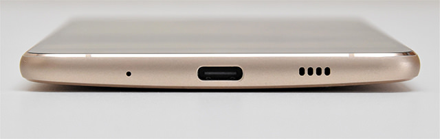 側面(下):マイク、USB Type-C端子、スピーカーを配置