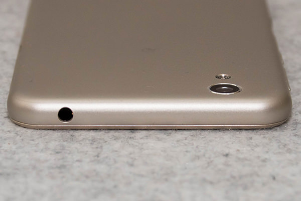 AQUOS EVER SH-02J:本体上部