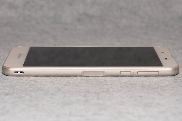 AQUOS EVER SH-02J:右側面