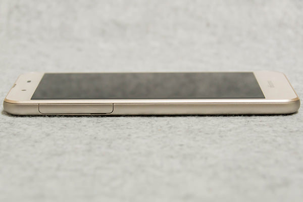 AQUOS EVER SH-02J:左側面