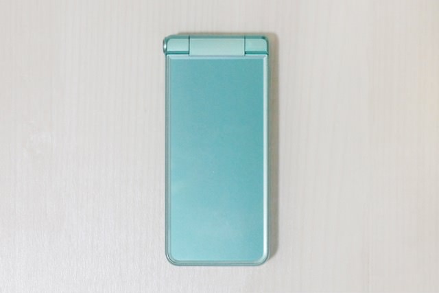 AQUOS ケータイ2:前面