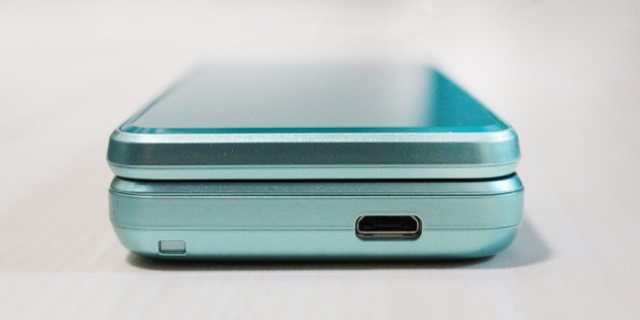 AQUOS ケータイ2:下部
