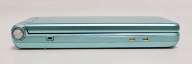 AQUOS ケータイ2:左側面