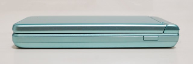 AQUOS ケータイ2:右側面