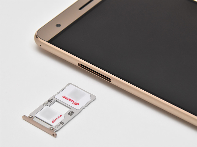 SIMカードを2枚指す場合はmicro SIMが1枚、nano SIMが1枚、の構成に