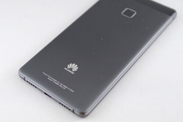 P9 lite PREMIUM:端末背面