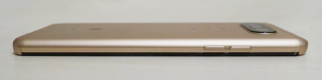 isai Beat 左側面にはボリュームボタン