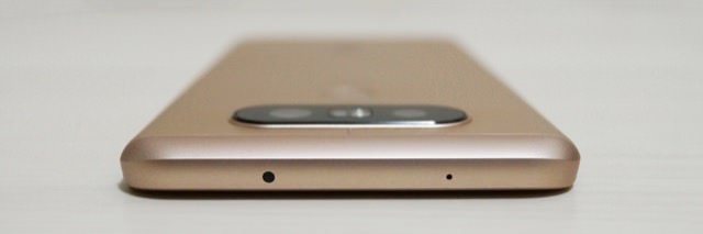 isai Beat 上部には赤外線(リモコン機能のみ)とマイク