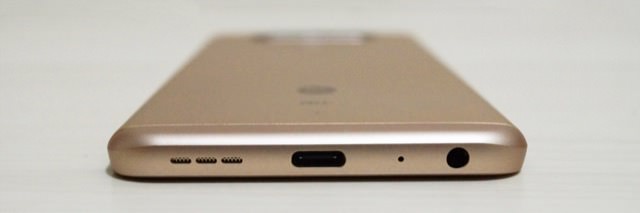 isai Beat 下部はスピーカー・USB Type-C・マイク・イヤホンジャック