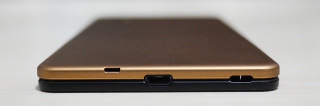 下部にはmicroUSB端子とストラップホール