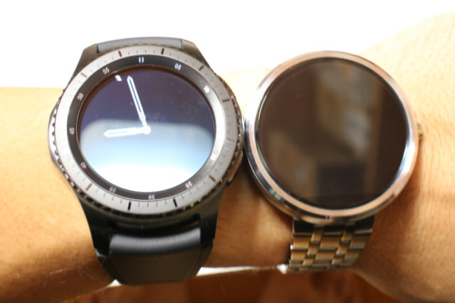 moto360との大きさ比較(腕装着時)