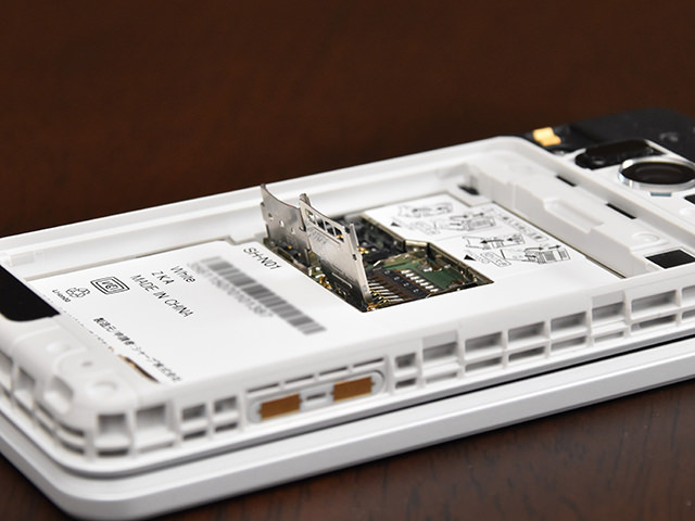 カードスロットはスマホとは異なるつくり
