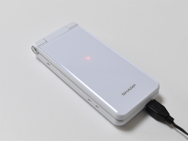 充電ステータスや通知用にLEDランプが内蔵されている