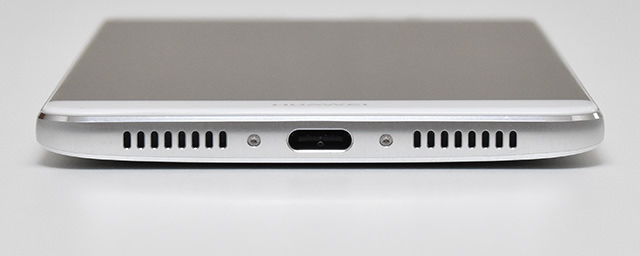 側面(下):左から順にマイク、USB Type-C規格の外部入出力端子、スピーカー