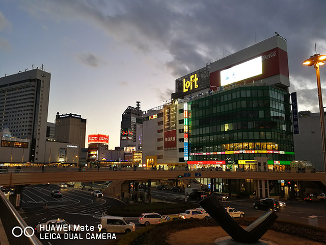 HDRをオンにして夕方過ぎの景色を撮影。電光看板の色味が印象的