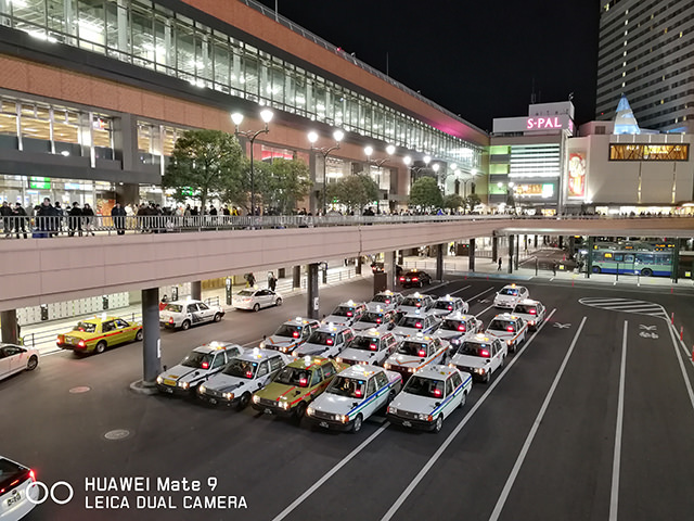 夜に駅まで待機するタクシーを撮影。目で見るよりやや明るすぎに感じた