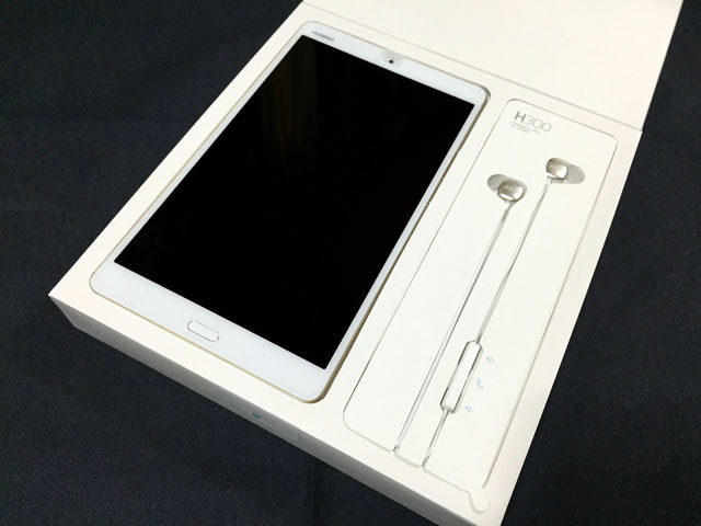 箱を開けると本体とAKG製のイヤホンがお目見え