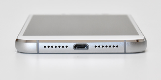 側面(下):左から順にマイク、Micro USB端子、スピーカー