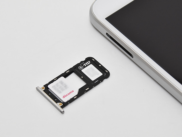 2枚のSIMカードを同時にさせるが4G+3Gの同時待ち受けには非対応