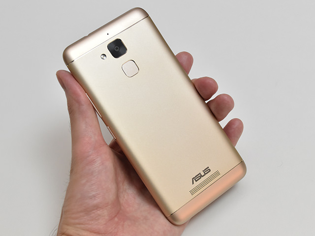 ZenFone 3 Max 側面から背面にかけては金属性