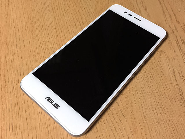 正面から見たZenFone 3 Max