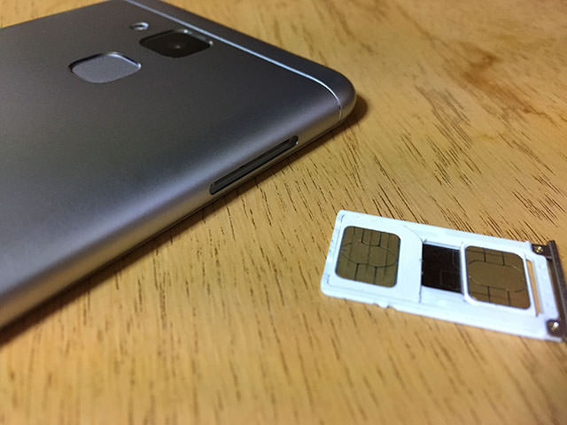 左側面にあるSIMスロットはmicroSIMとnanoSIMが挿入可能