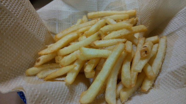 フライドポテトを撮影、少し暗くなってしまった