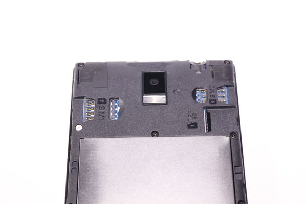 カメラ付近のSIMカードスロットとMicroSDカードスロット