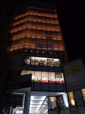 Priori 4 カメラ作例:夜のビルをオートモードで撮影