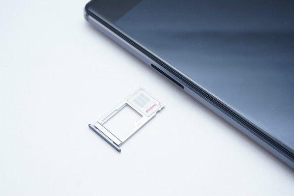 nanoSIMカードを画像のようにセットします