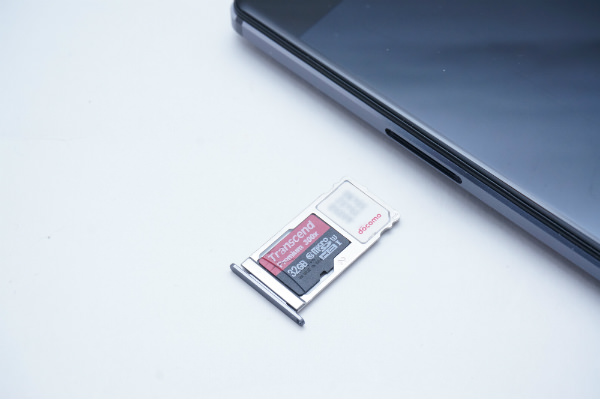 ちなみにmicroSDカードも挿入する場合は画像のようにセットします